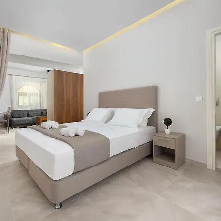 Luxury Apartment *